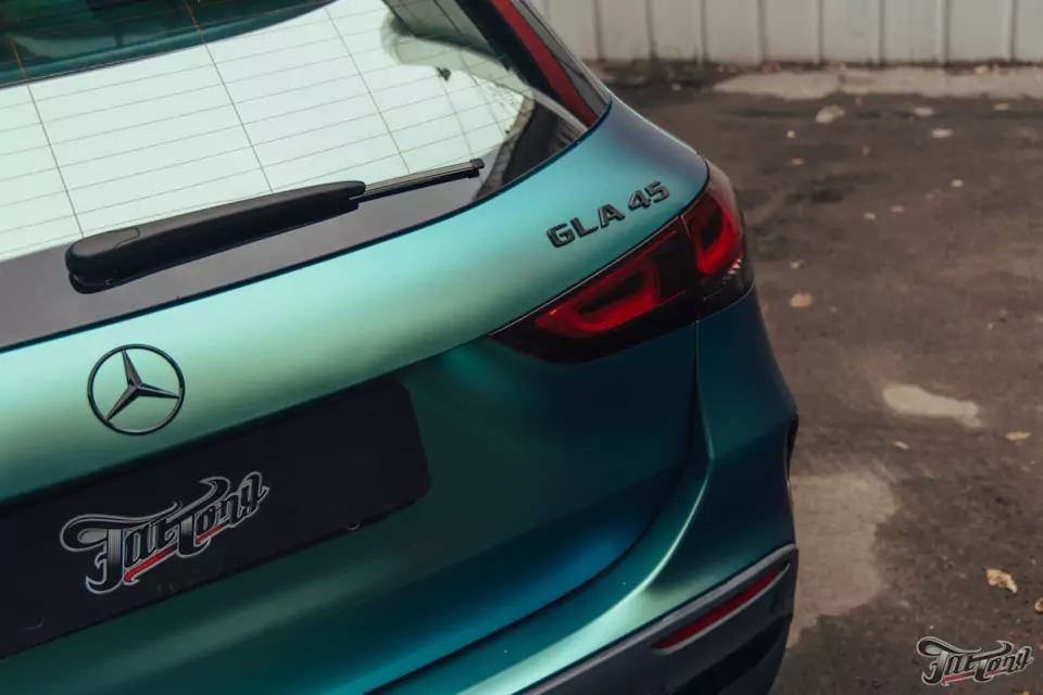 Оклеили Mercedes GLA 45 AMG в винил от Oracal в оттенке Aquamarine, покрыли пленку керамикой. Окрасили суппорта в красный цвет с логотипами AMG